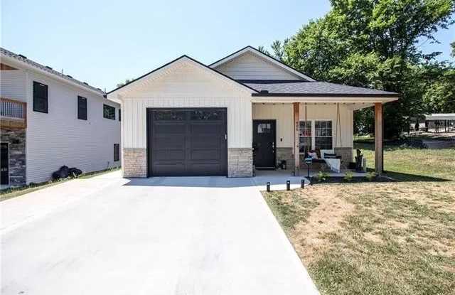 406 West Market Street - 406 West Market Street, Warrensburg, MO 64093