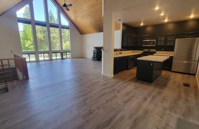 3 Bedroom Mountain Retreat with 2 Car Garage, Private Deck & Trail Access Gallery 4