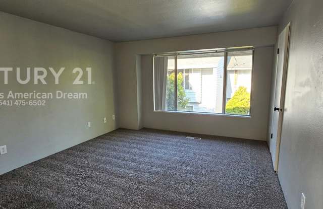 2 Bed, 1.5 Bath Town Home North Medford Gallery 4