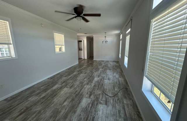 925 301 Blvd E photos photos