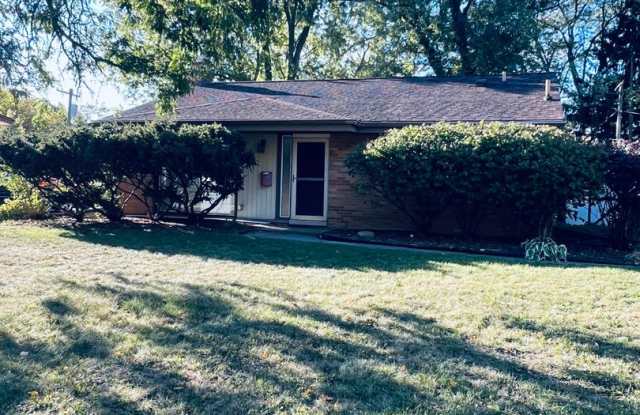 Available Now! Three Bedroom 1.5 bathroom in Ann Arbor! - 1701 Avondale Avenue, Ann Arbor, MI 48103