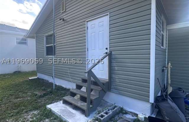 3633 SW 12th Ct Gallery 2