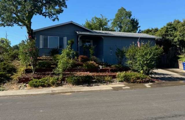 Lake Forest Estates Home Close to Shopping and Dining Gallery 3