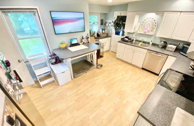 4 Bedroom Home in South Burlington VT Available 8/1! photos photos
