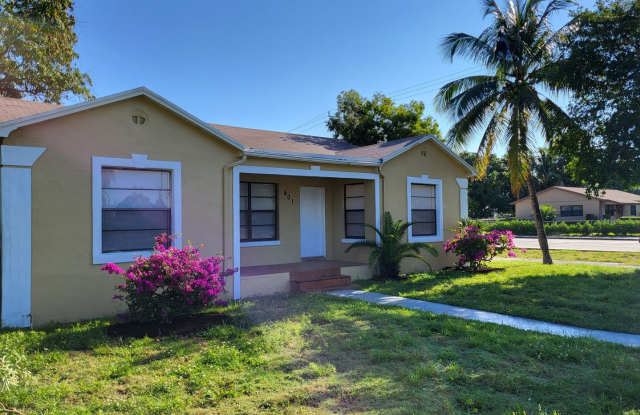 Renovated 4/2.5 Home with garage and large private backyard photos photos