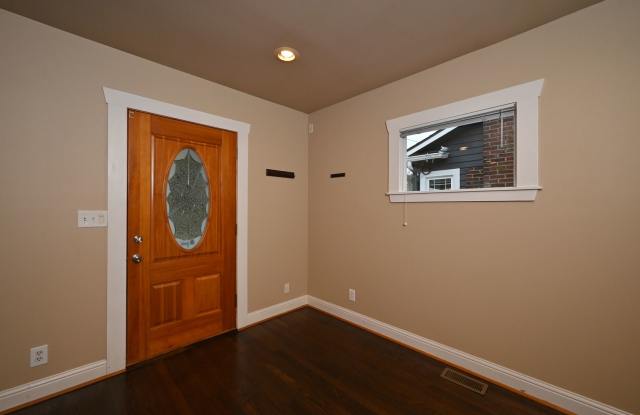 Charming 3 Bedroom/2 Bath Craftsman Home for Lease in Phinney/Greenlake Gallery 4