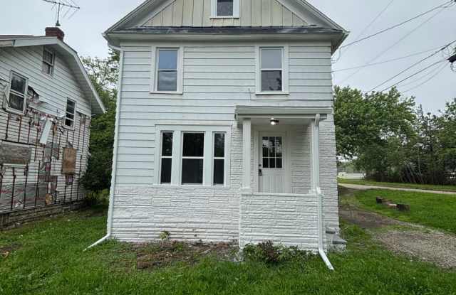 4-Bedroom Home with Modern Grey Finishes & First-Floor Bedroom | 2469 28th St SW Gallery 3