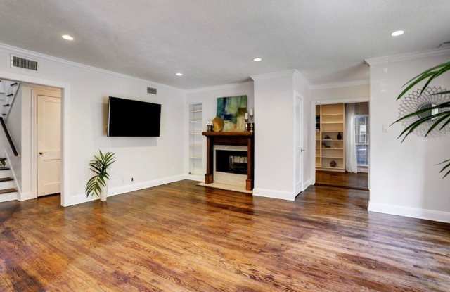 2722 Sunset Boulevard Gallery 3