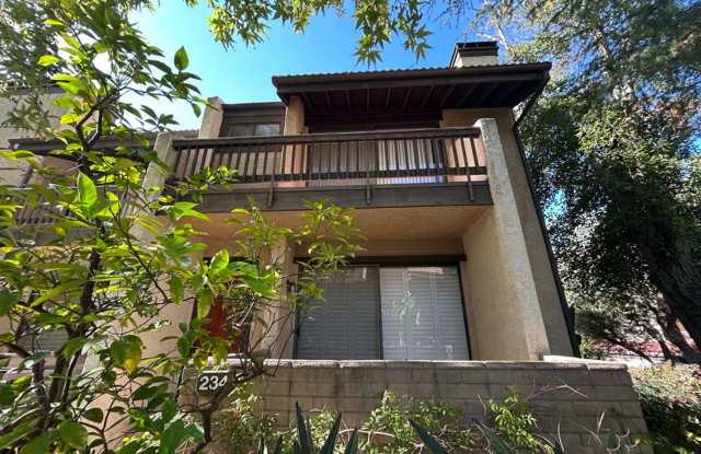 Spacious 3 bedroom 2.5 bath Condo for rent in Woodland Hills! photos photos