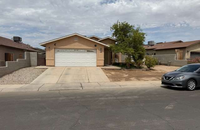 Casa en San Luis AZ with included utilities. 3-Bedroom with 2-Bath - NO Garage. - 736 Las Brisas Boulevard, San Luis, AZ 85336