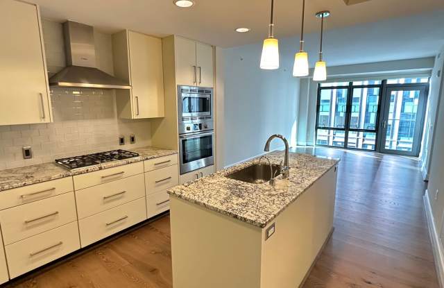 Stunning 2 bed (Primary bedroom + den w/closet), 2 bath condo located in the heart of downtown Bethesda. Gallery 3