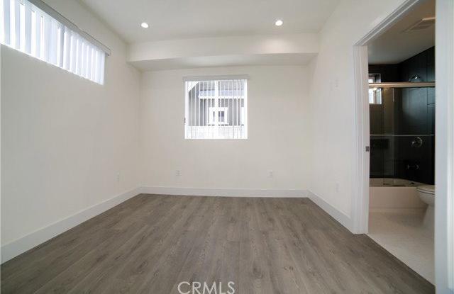 4559 1/2 Pickford Street Gallery 4