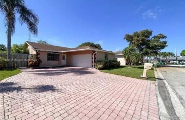 8830 NW 75th Ct, Tamarac, FL 33321 Gallery 3