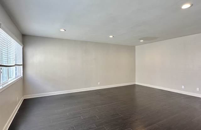 1124 Sherbourne Dr Gallery 2