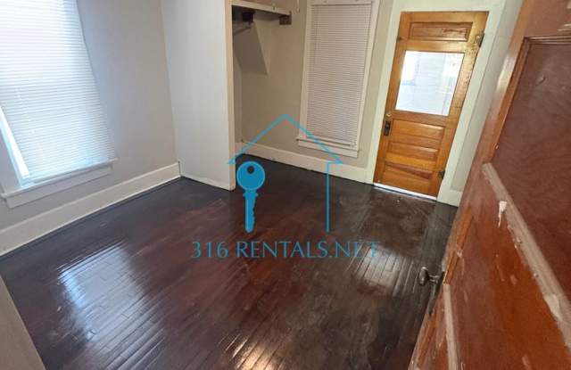 $1,249 - 4 bedroom / 1 bathrooms - Large Home! Gallery 4