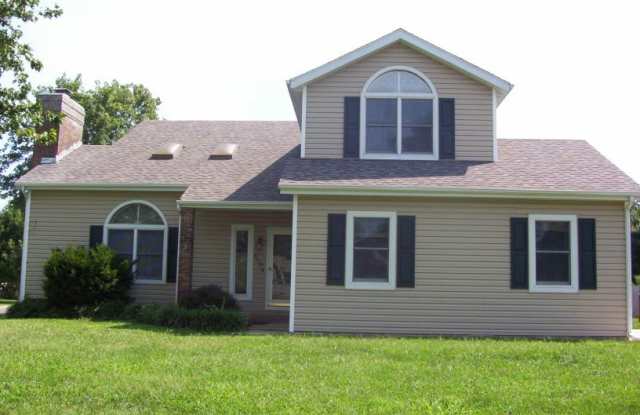 4 bedroom house in northeast Springfield with fenced yard! - 4194 East Summerset Street, Greene County, MO 65802