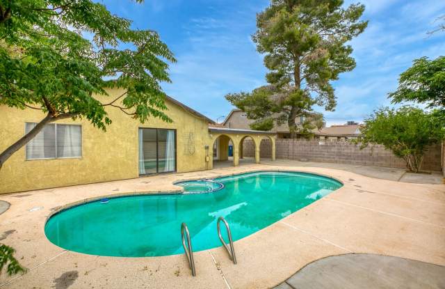4 Bedroom POOL Home with RV Parking! Gallery 1
