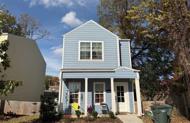 2 bedroom 2.5 bath house near Dickson St. and Campus - 126 East Spring Street, Fayetteville, AR 72701 2 bedroom 2.5 bath house near Dickson St. and Campus - 126 East Spring Street, Fayetteville, AR 72701