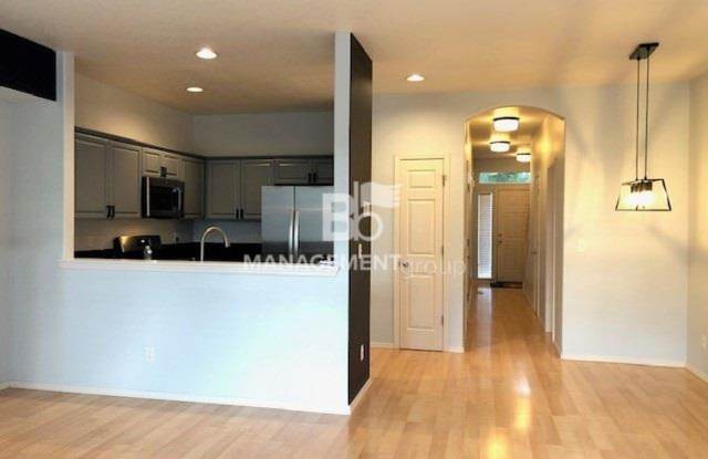 Updated Beaverton Townhome Close to Nike! Private Yard/Patio Gallery 4