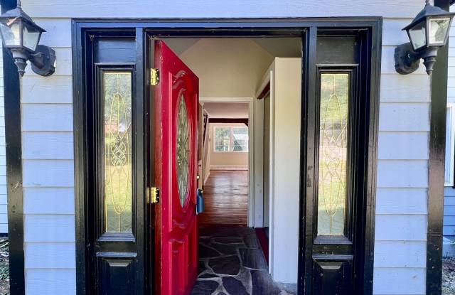 112 CHERRY LN l 6 BED, 3 BATH Gallery 3