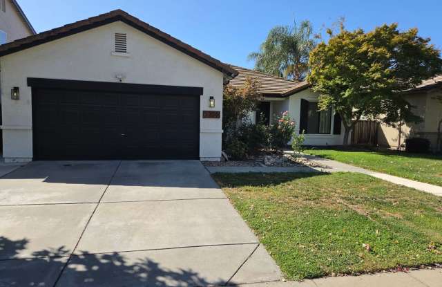 Spacious 3 Bedroom Home with Private Backyard and Garage — 3208 St. Ann Way, Modesto Gallery 3