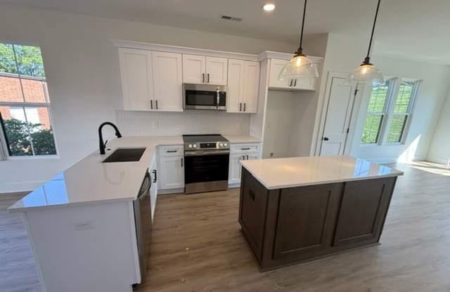 2 BR/2.5BA | Modern End Unit Townhome| 2-Car Garage + rooftop terrace | Gallery 4