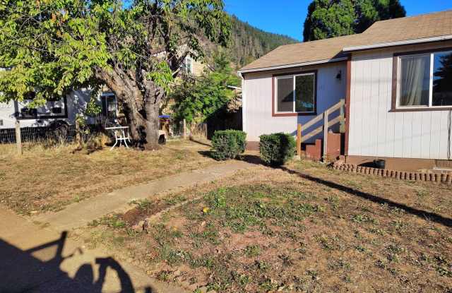 Cute 2 bedroom 1 bath home in Myrtle Creek, with 1 car garage. photos photos