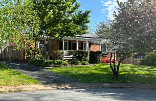 Charming 3 BR, 2.5 Ba house in a great location in town on a quiet cul de sac - 1407 Rutledge Avenue, Charlottesville, VA 22903