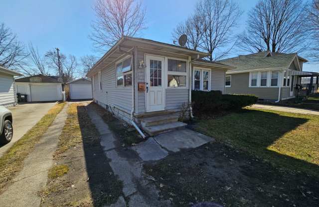 2 bed, 1 bath. Hardwood floors. photos photos