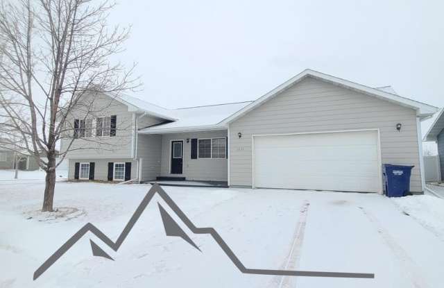 Conveniently located 5 bed, 2 bath home for lease - 2612 16th Street South, Great Falls, MT 59405