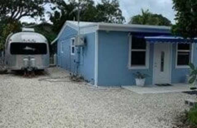 919 Lobster Lane Gallery 2