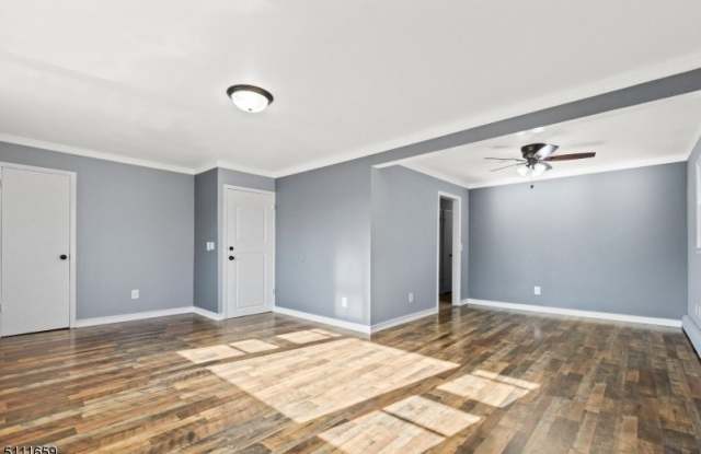 557 E Elm St - 2nd Floor photos photos