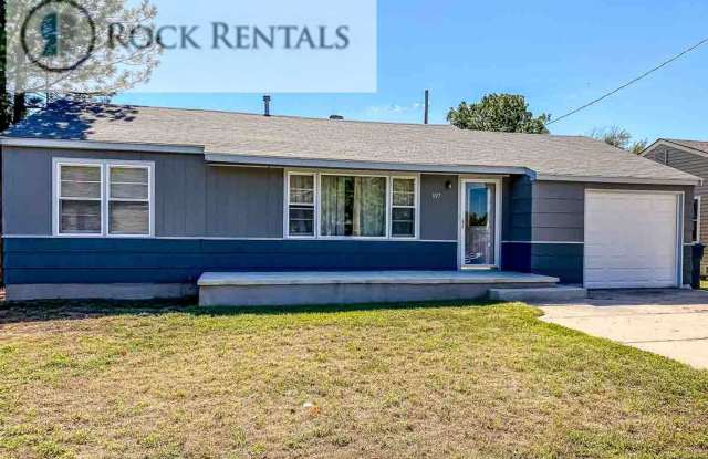 Updated 4 Bed 1 Bath near City Center - 1117 East 17th Avenue, Hutchinson, KS 67501