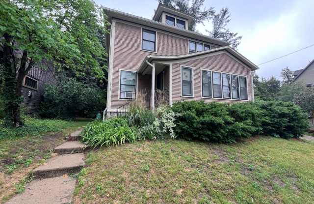 Large 3 Bedroom Duplex with Washer/Dryer - Water included! photos photos Large 3 Bedroom Duplex with Washer/Dryer - Water included! photos photos