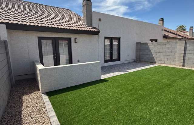 Central Phoenix Townhome Oasis – 2 Bed, 2 Bath, Gated with Pool! Gallery 3