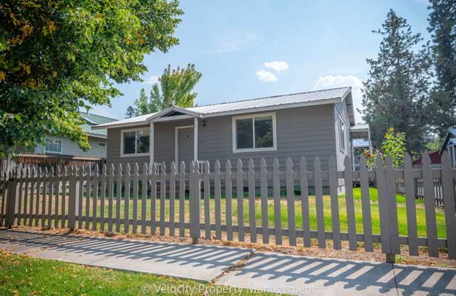 Bright and spacious 2 bedroom home! photos photos