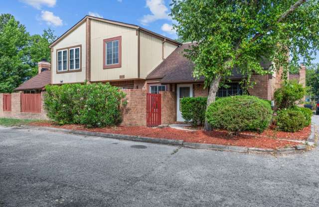 Townhome in Virginia Beach with Garage Gallery 1