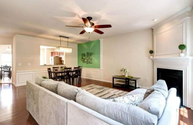 Room in 3 Bedroom Home at Macedonia Lake Dr Gallery 4