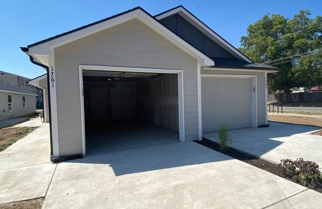 3 Bedroom 2 bath Duple with Garage - Close to WSU photos photos