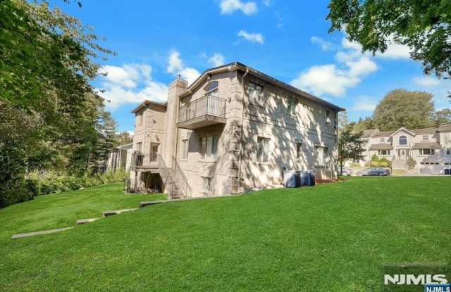 65 Ross Avenue Gallery 3