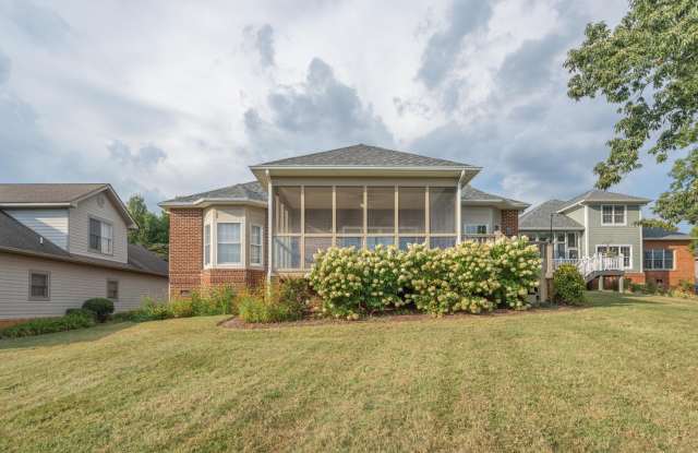 Beautiful 3-Bedroom, 3-Bath Home with Lake View Gallery 4
