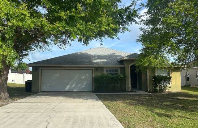 Spacious 4 bed 2 bath, 2 car garage with fenced-in backyard in Poinciana Neighborhood photos photos
