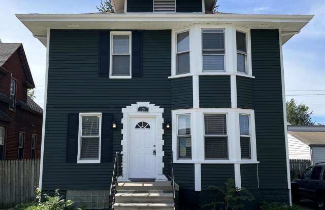 124 Oak Street - 3 photos photos