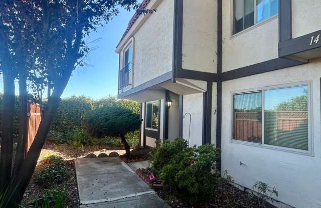 Marina Gardens Townhouse! End unit, excellent location! - 14725 Doolittle Drive, San Leandro, CA 94577