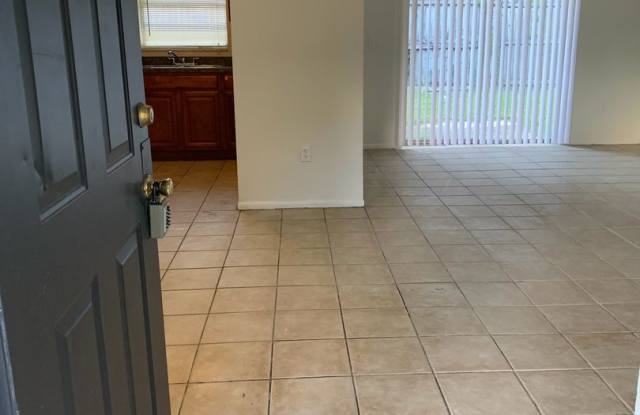 3 Bedroom, 2.5 Bath East Orlando Triplex with Private Backyard – Minutes from UCF! Gallery 4