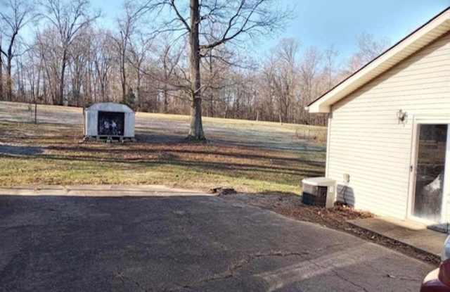 Comfy 2 Bedroom, 1 Bath House located in Radcliff Gallery 4