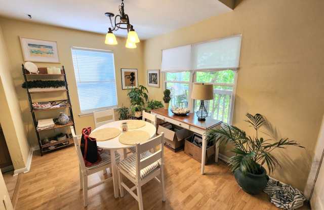 Top floor, corner unit condo off Shore Drive just two blocks from the bay! Gallery 4