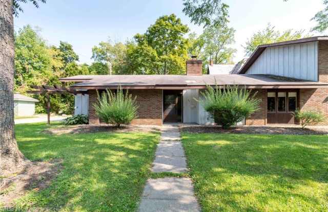 37 S Cedar Street - 37 South Cedar Street, Oberlin, OH 44074