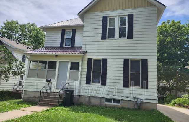 1122 West 8th Street - 1122 West 8th Street, Cedar Falls, IA 50613
