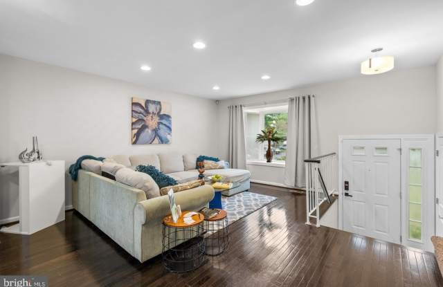 18005 SUNSET LAKE Court Gallery 4